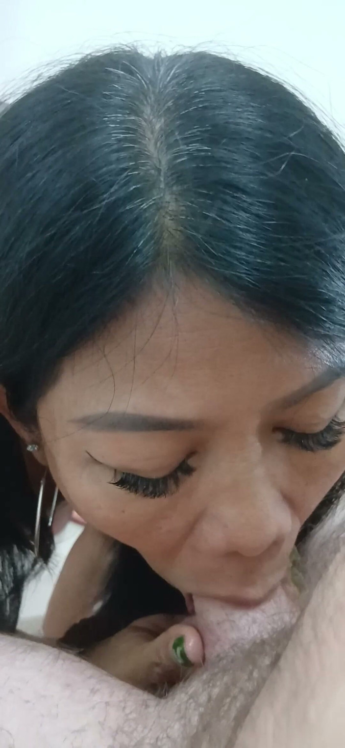 Thai Milf: Азиатка стоя раком и камшот на лицо в любительском видео