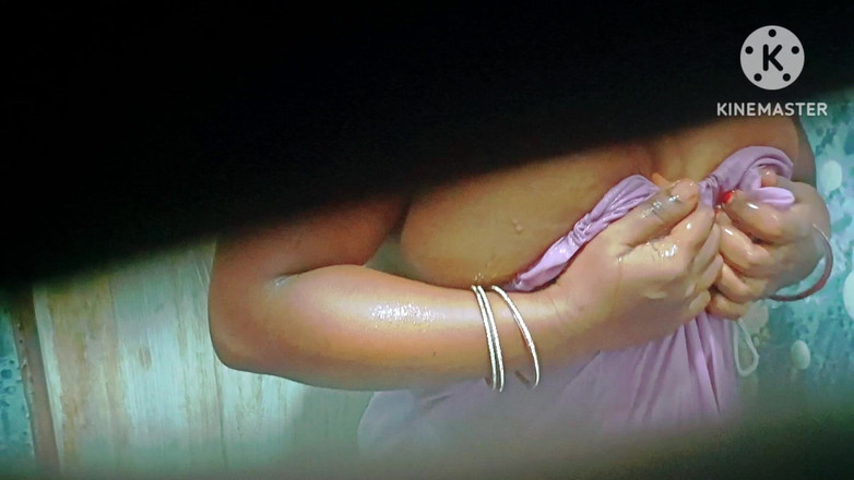 Sweethoneybgl: Büyük memeli kız üvey erkek kardeşini gözetlediğini görünce banyo yapıyor ve...