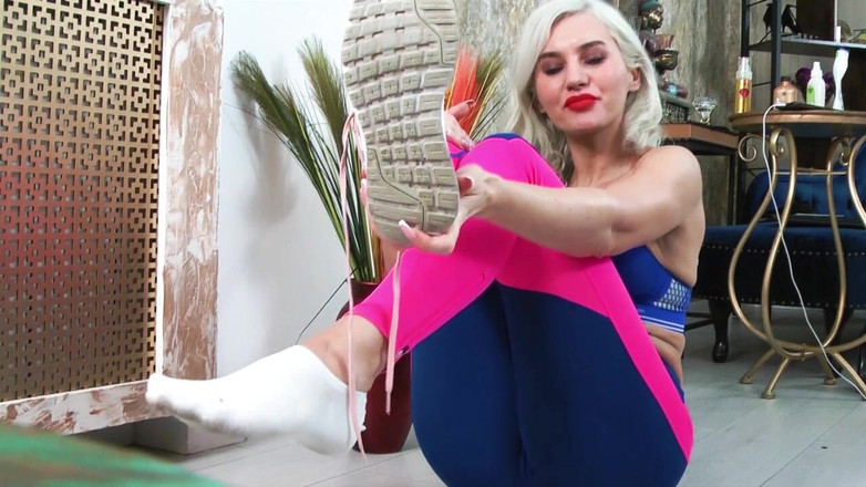 Goddess Celine: 땀에 젖은 양말을 신은 예배 체육관