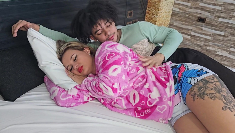 KerentSleen: La matrigna tettona non ama essere sola a letto