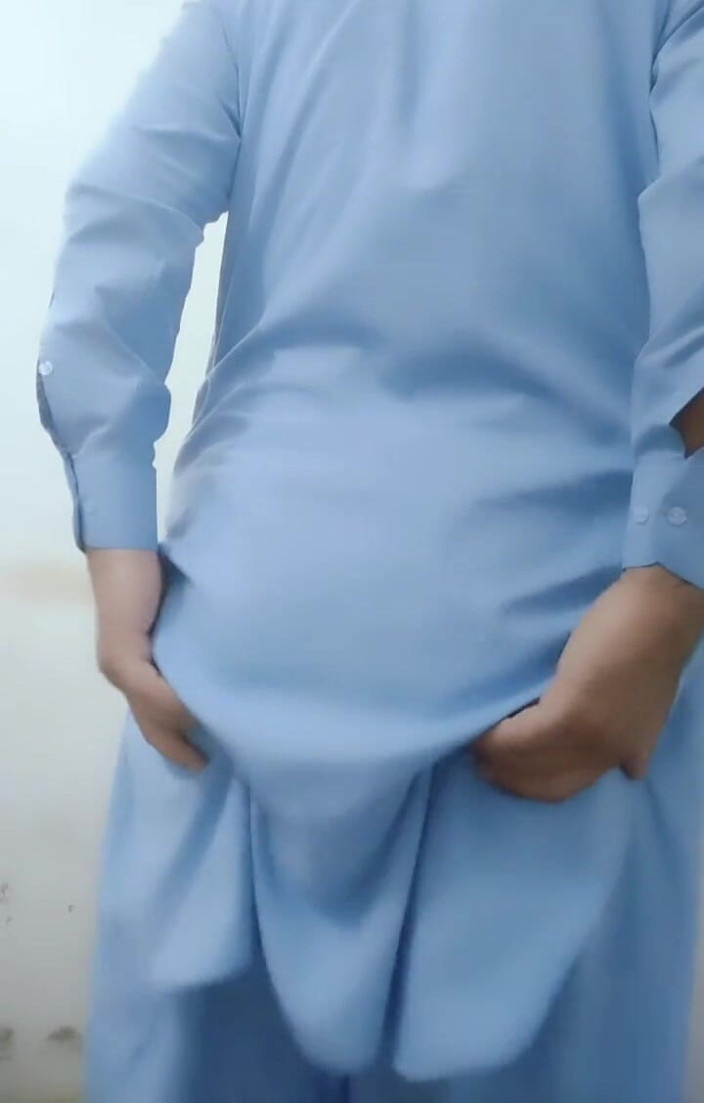 khanpathan2: Pakistano desi shalwar kamees ragazzo mostra il suo bel culo