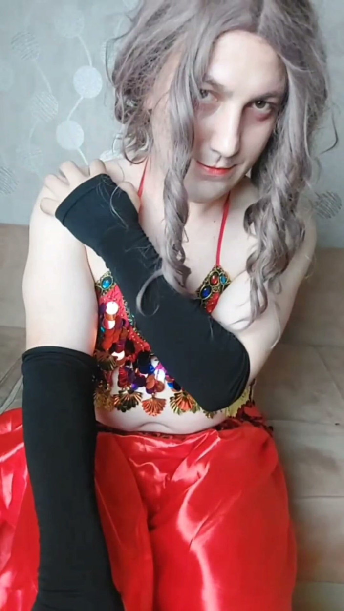 Kitty_Cross: Zlobivá břišní tanečnice sexy pohyby bílé tělo