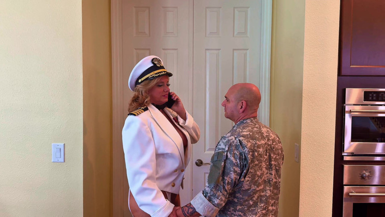 Atlas_TripleX: GILF Cumslut 被 marine 性交并被中出