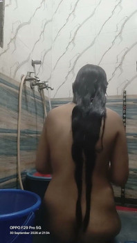 젖탱이와 보지를 보여주는 샤워하는 인도 바비