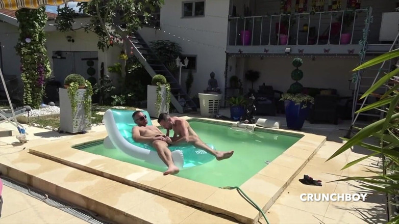 Amateur bareback zone new style: jimi garabar dvara phred dvara sviming pool aautdor