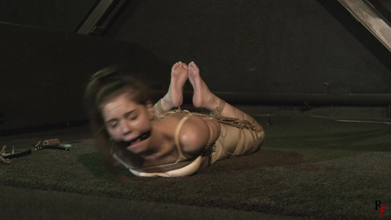 RF studio production: Leya - Live útěk bondage výzva + rozhovor