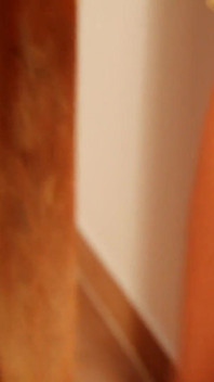 Une belle blonde en lingerie sexy se déshabille pour nous