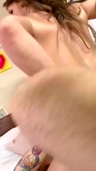 Ragazza sexy con i tacchi alti viene scopata da un tizio arrapato