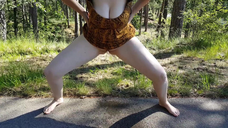 Mandy-Scholz: Kencing! Kencing kamu jalang!