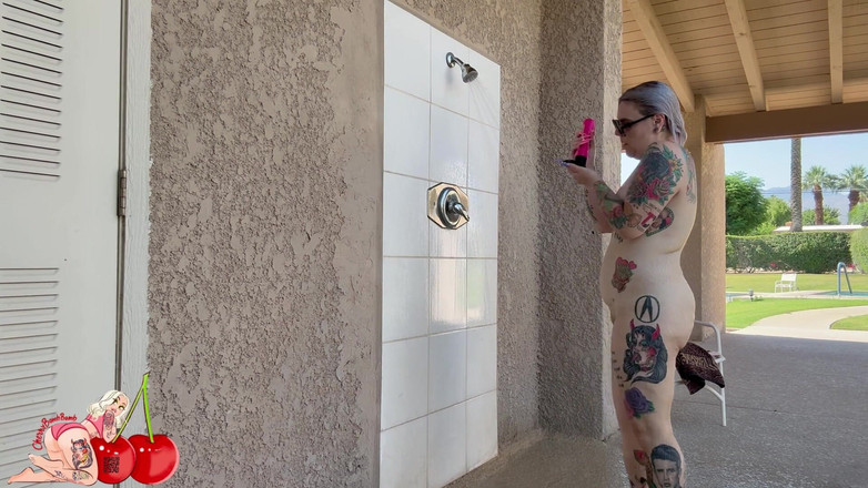 CherryBombBomb: Scuote il culo e faccio la doccia nuda nella piscina...
