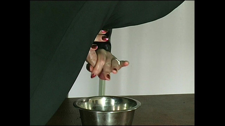 British Domination: Dostahni se a sledujte, jak moje submisí šuká moji falešnou kundičku