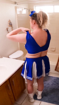 Fastidioso fratellastro arriva a casa con la sua sorellastra in bagno