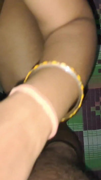 Indisk gyllene blus bhabhi bli naken för avsugning suger stor kuk till sperma i munnen