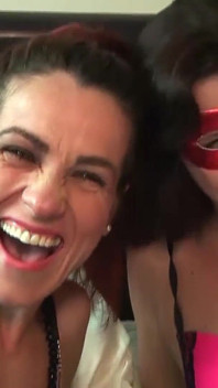 Orta yaşlı seksi kadınlar monica ve alice ile grup seks sikişiyor 1