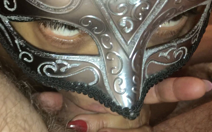 Triple AAA: 说下流话的蒙面熟女跪在地上吮吸和手淫 第二部分 - 未删减的剪辑