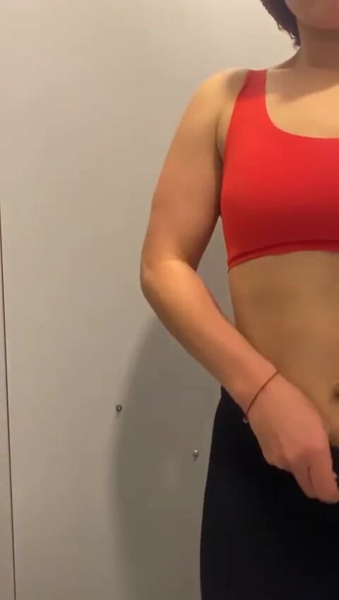 marieliparodi: 헬스장에서 자위하고, 웨이트 트레이닝 중간에 워밍업을 해요