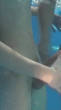 Vídeo exclusivo Bareback: Sexo quente na piscina com bonitão e caras sexy com tesão