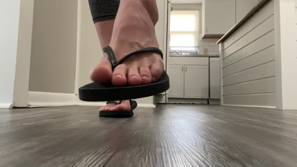 footivities: Flip Flop Modelliği Ve Doğal Ayak Parmaklarını Sallıyor