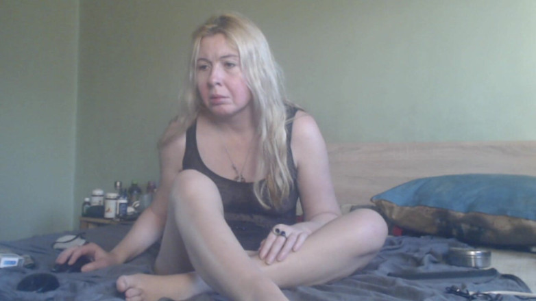 sunshinegoddes: O super mamă sexy blondă se masturbează cu loțiune