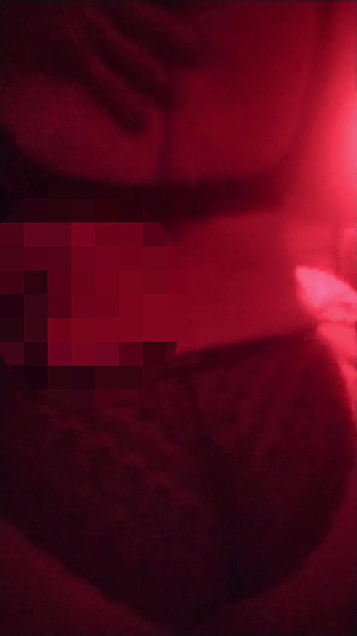 Lily & Theo: Une femme sexy sort en l’absence de son mari