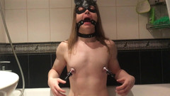 Elise Woods: Sissy sbavando gioca con la bocca e i capezzoli