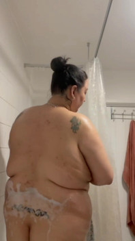Ve vaně tření mých velkých prsou třese mojí kořistí