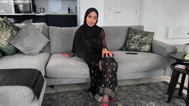 Aaliyah Yasin: Il proprietario della pensione hijabi trova un vibratore e sborra