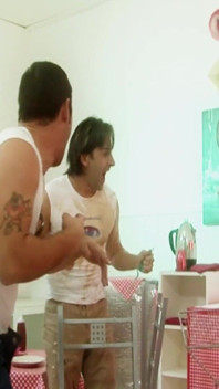 Cena engraçada da comida 2: casal de garçonetes loiras fodendo em lingerie em um quarteto coberto de creme
