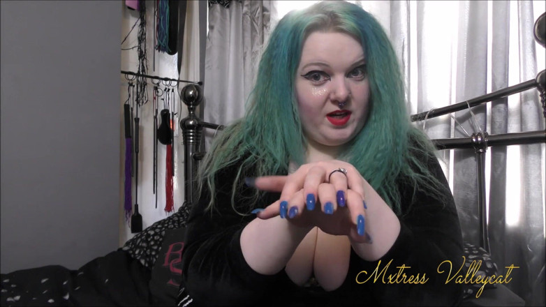 Mxtress Valleycat: Blue oval nails show off