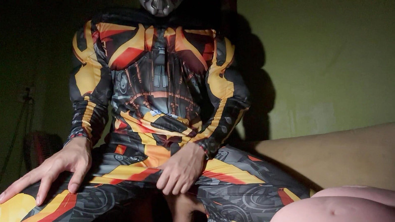 SinglePlayerBKK: Bumblebee se transforme en jeu avec un jouet sexuel.