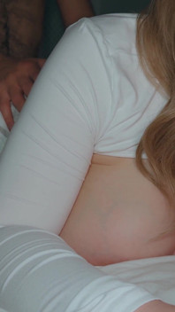 La grande MILF ama il sesso notturno. Cosce enormi. Sborra sulle grandi tette di tua moglie