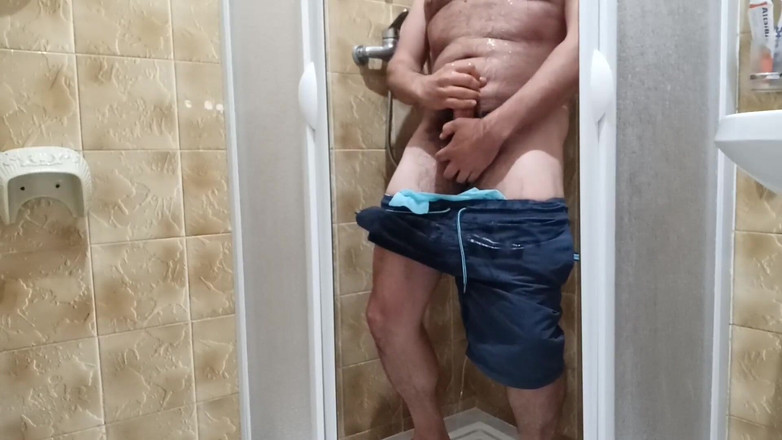 Kinky Guy: पेशाब और शॉवर में वीर्य