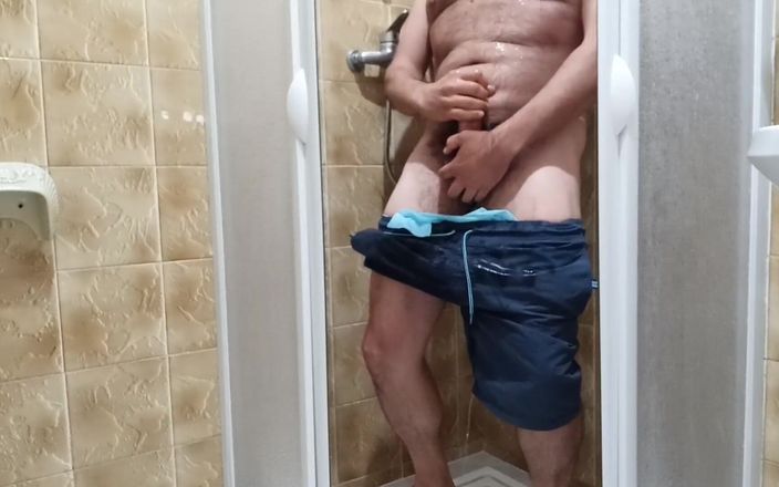 Kinky guy: Pisse et éjaculation sous la douche