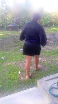 Madura MILF Caminando Desnuda Al Aire Libre