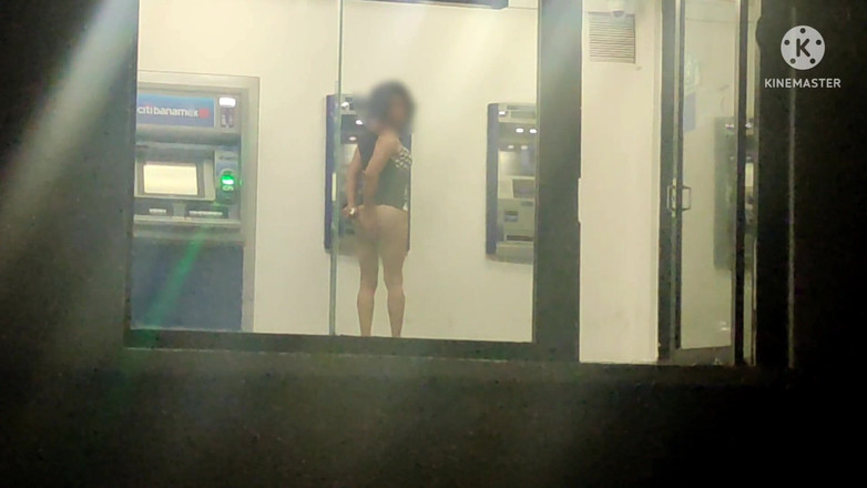 Traviezisha: Banci dengan gaun nakal lagi asik masturbasi pantatnya pakai dildo...