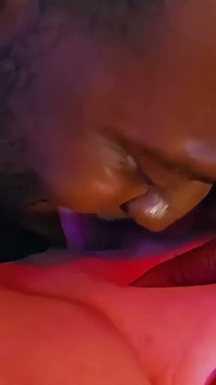 Kat-Licious Locked &prenhada em botas de látex e jovem bbc