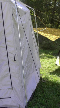 Masturbare riscantă în camping - aproape prinsă în aer liber