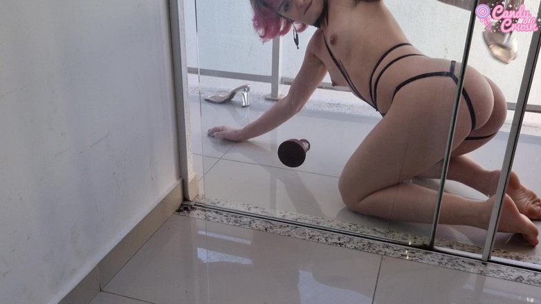 Candy Kush: Minyon alt genç dildo balkonda sikişiyor
