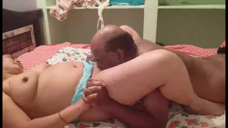 Sexy sindu: सुंदर कामुक आंखों वाली सेक्सी महिला प्रेमी के लंड से प्यार करती है