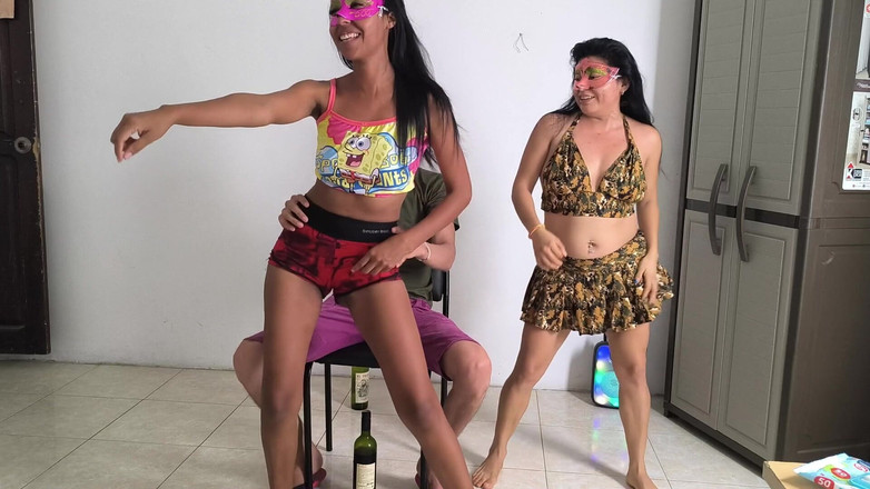 NEGRITA SEXY: 由于我的两个继妹像妓女一样跳舞，性欲增加