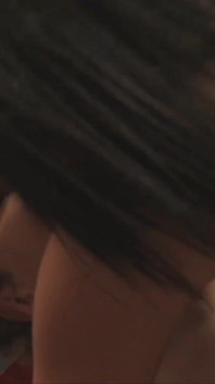 Esmer hatun büyük yarakla sikişmeyi seviyor