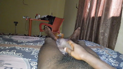 Masturbator emmy: Ich habe meinen schwanz zum fluss genommen, kann ihn aber...