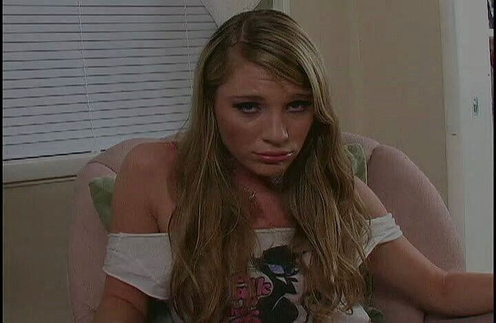 Cryptostudios: दुबली काले बाल वाली कमसिन अमेरिकी प्रेमी के बड़े लंड की सवारी करती है