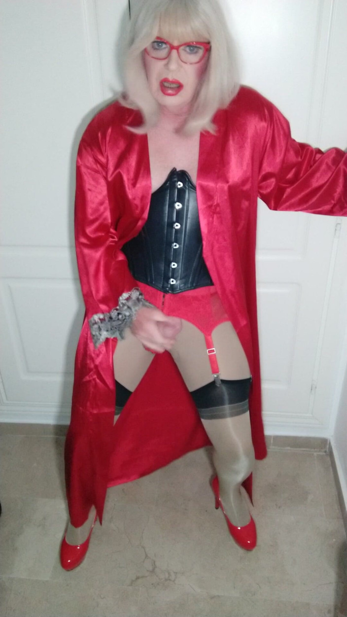 Emma Browne: Nhanh chóng xuất tinh crossdresser