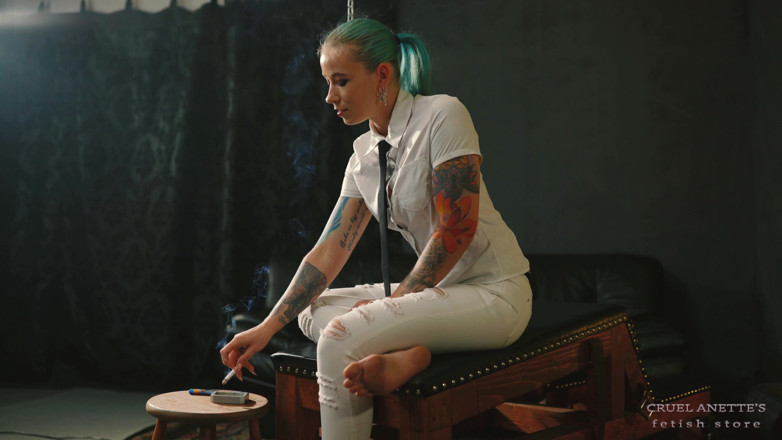 Cruel Anettes fetish world: Kirli tabanlı sigara içen 4k
