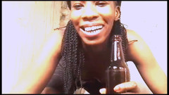 African Beauties: MILF Nikkiez hra s lahví