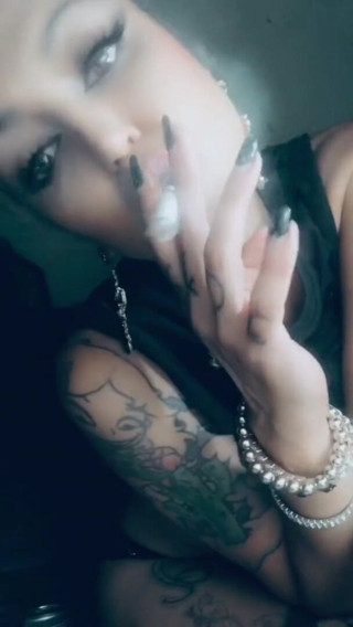 Hellizabeth Queen: Nieuwe maan rokend