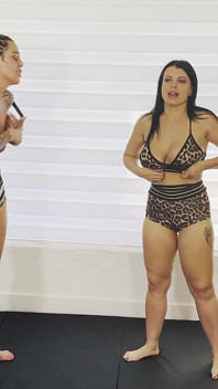 Nadia White zachrání Andi Wild tím, že jí dává cpr
