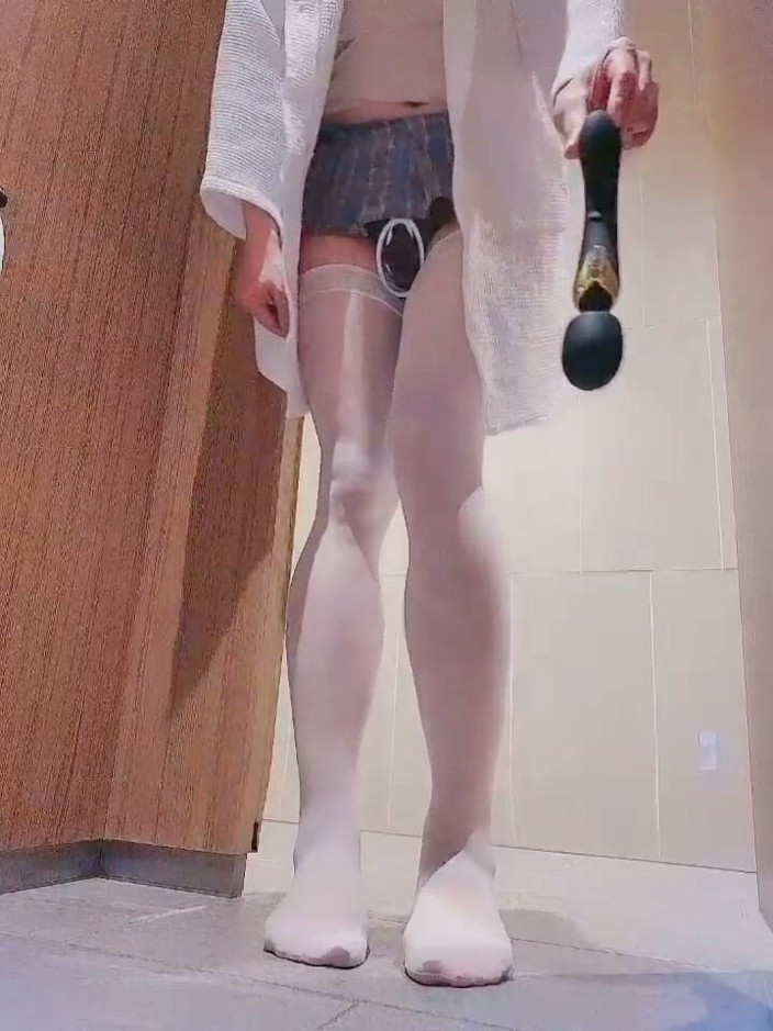 Harinni: Risky Exhibitions in Public Toilet Are About to Be Caught....
