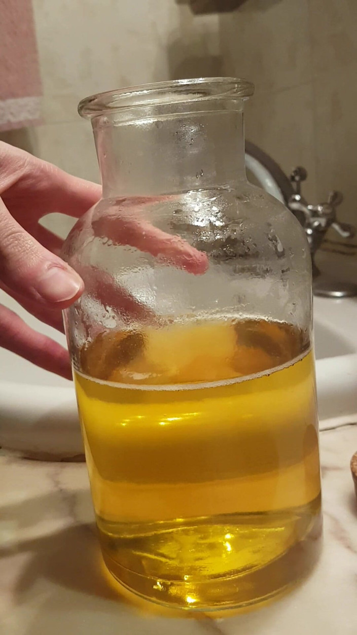 eighteentwink: Piscio in un barattolo per mostrare tutto il mio liquido...